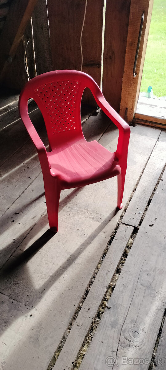 Detská červená stolička