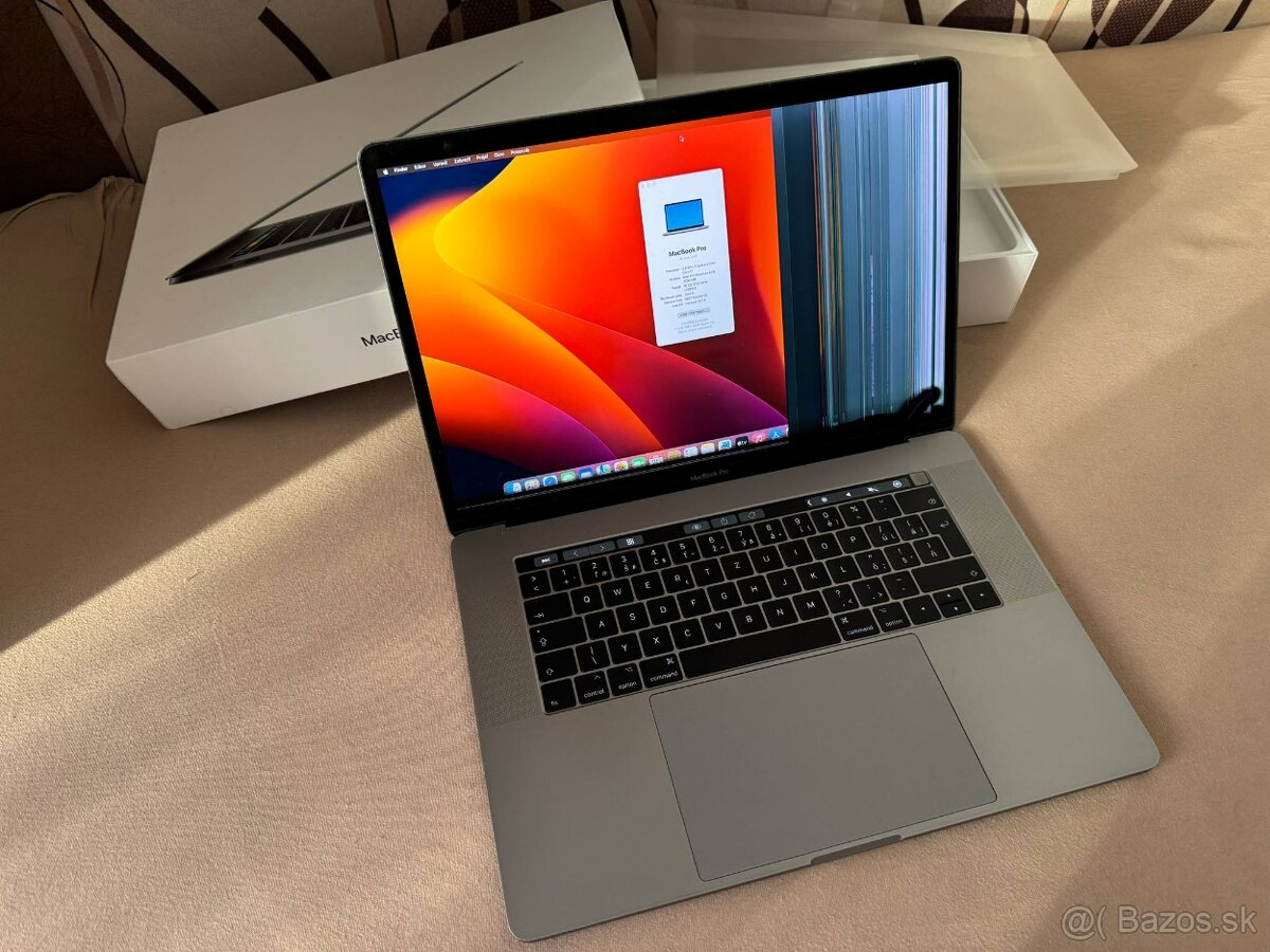 Apple MacBook Pro 15" 2017 s rozbitým displejom