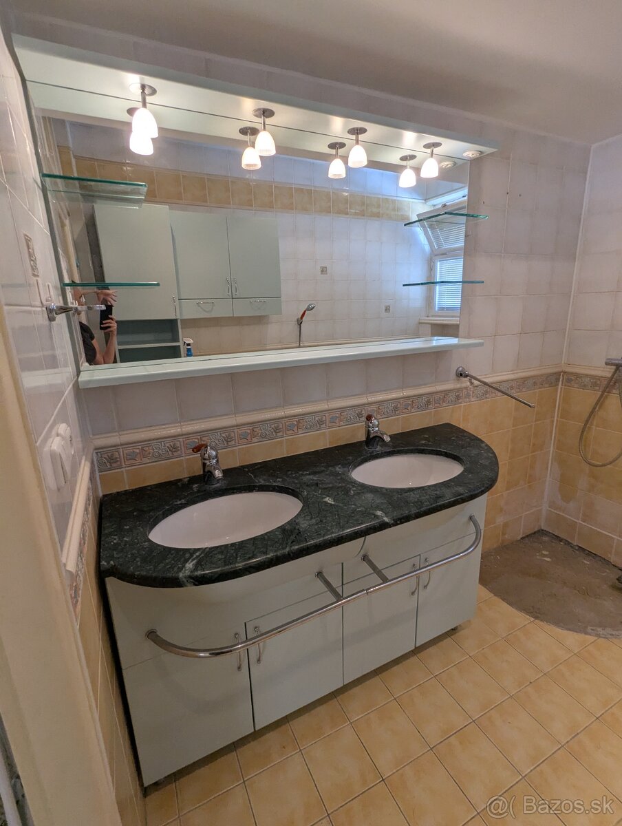 Kúpeľňový nábytok s mramorom , umývadlami a batériami