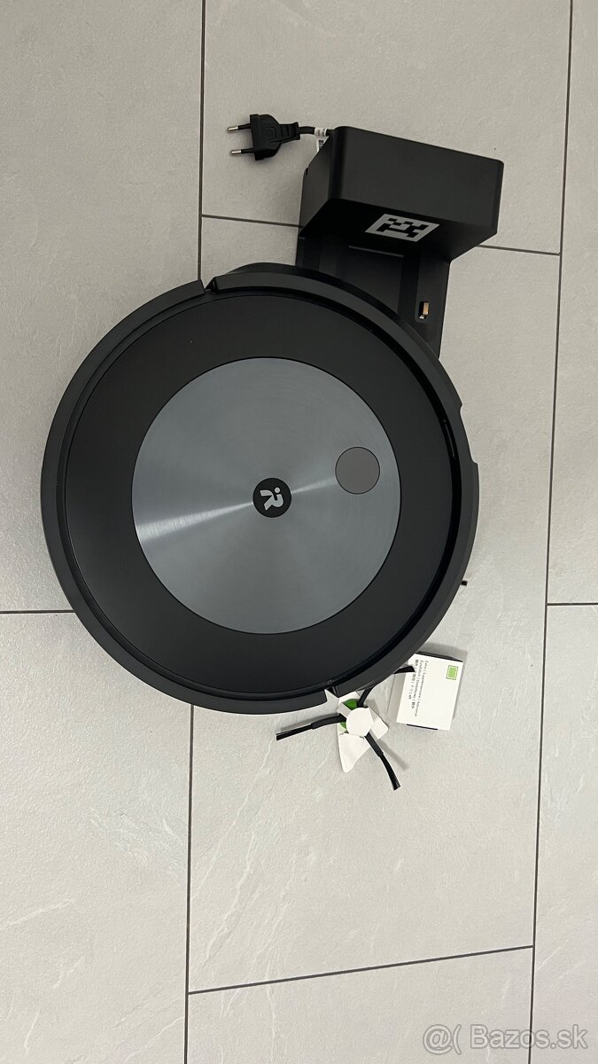 Robotický vysávač Roomba J7