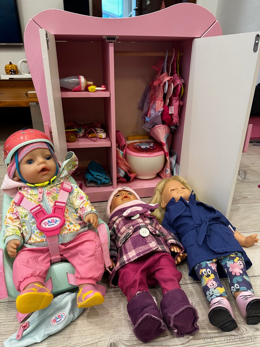 Detská skrinka, bábiky, oblečenie a ďalšie príslušenstvo