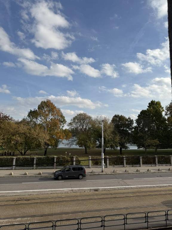 Novinka: Priestranný svetlý byt s balkónmi pri Kuchajde. Vaj