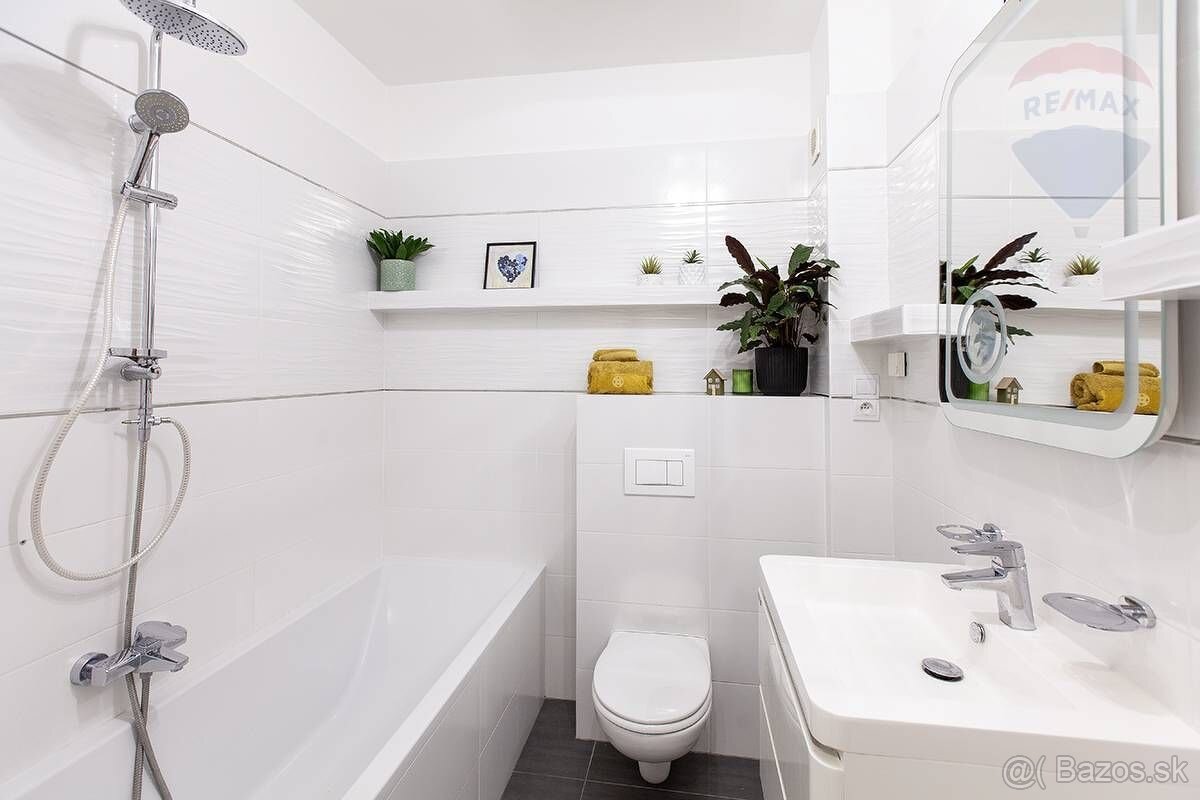 2-izbový byt s dvomi balkónmi, parkovaním a pivnicou – Kapln