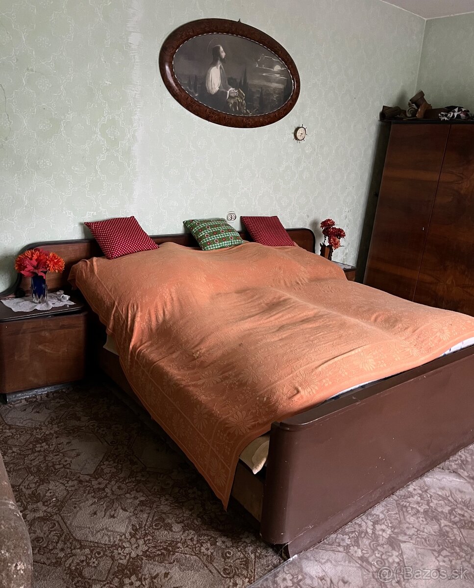 Starožitne postele a skrine