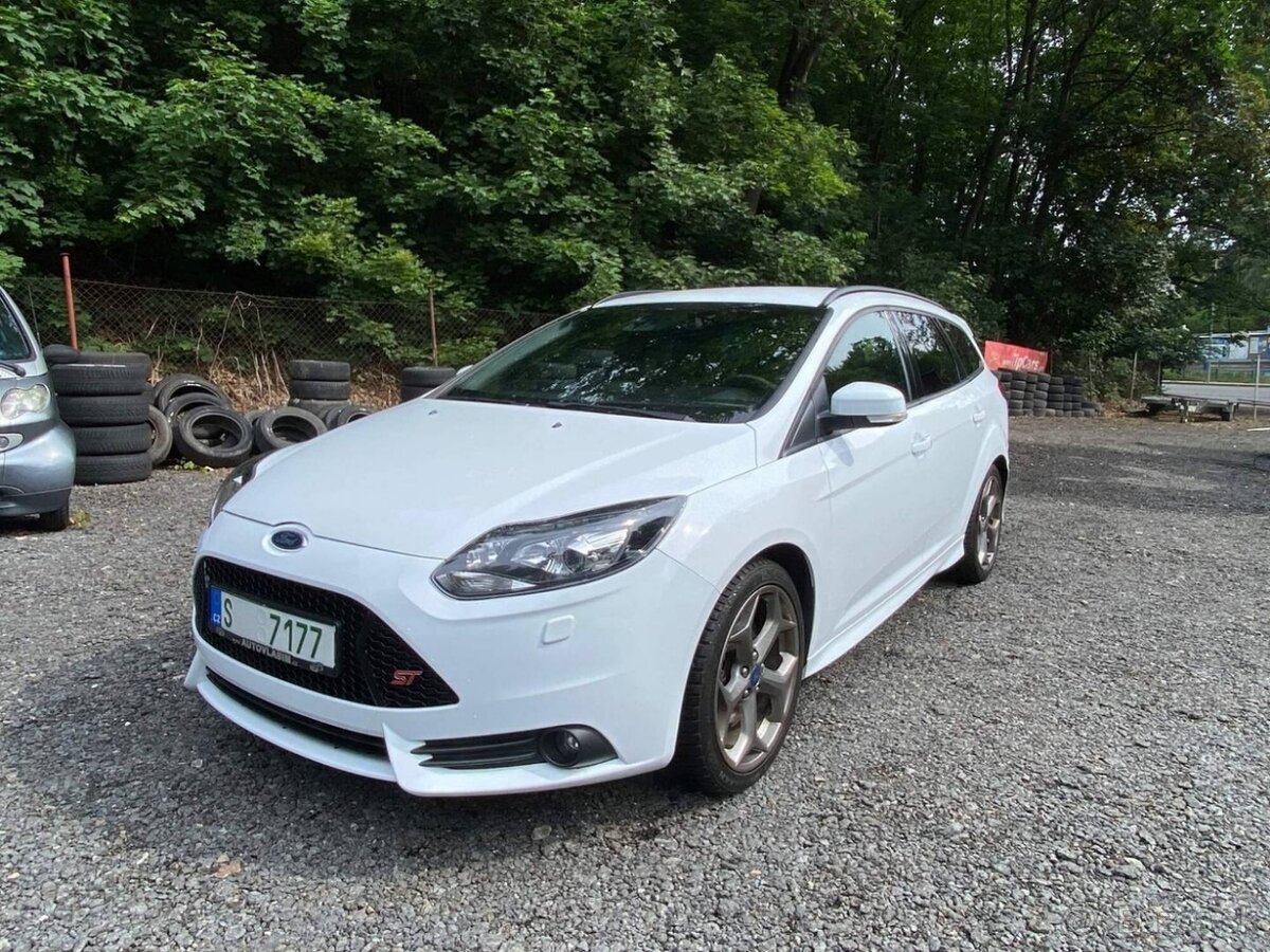 Ford Focus ST 2.0 184 kW Recaro, xenony, serviska naj.165tkm