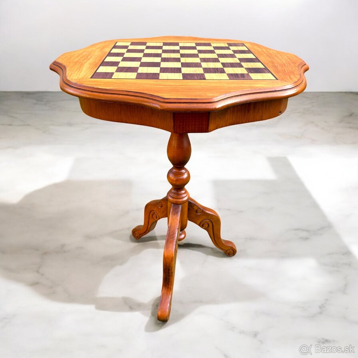 Krásny drevený šachový stolík, top stav, V62x55x55