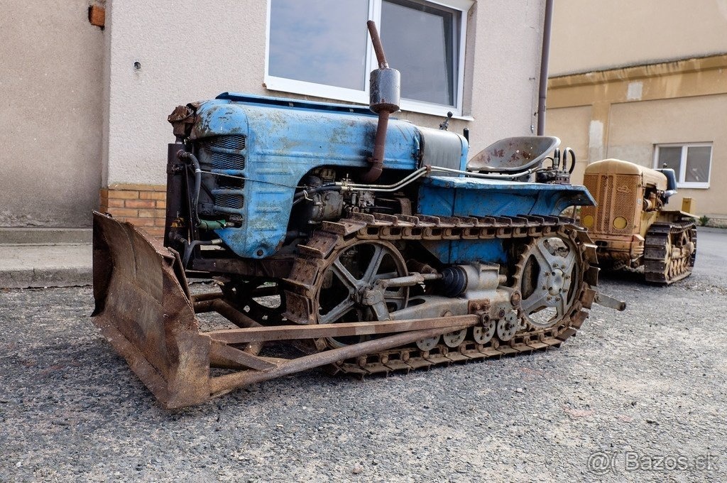 Pásový traktor pásak