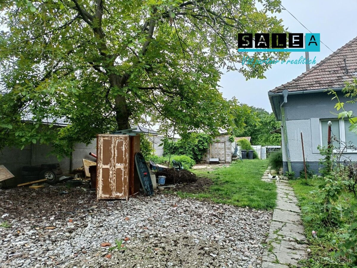 Pozemok s rodinným domom v Tešedíkove
