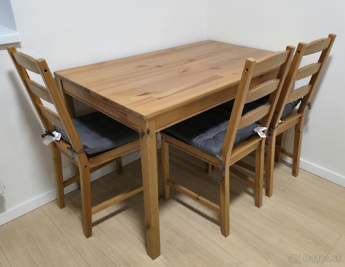 Jedálenský stôl