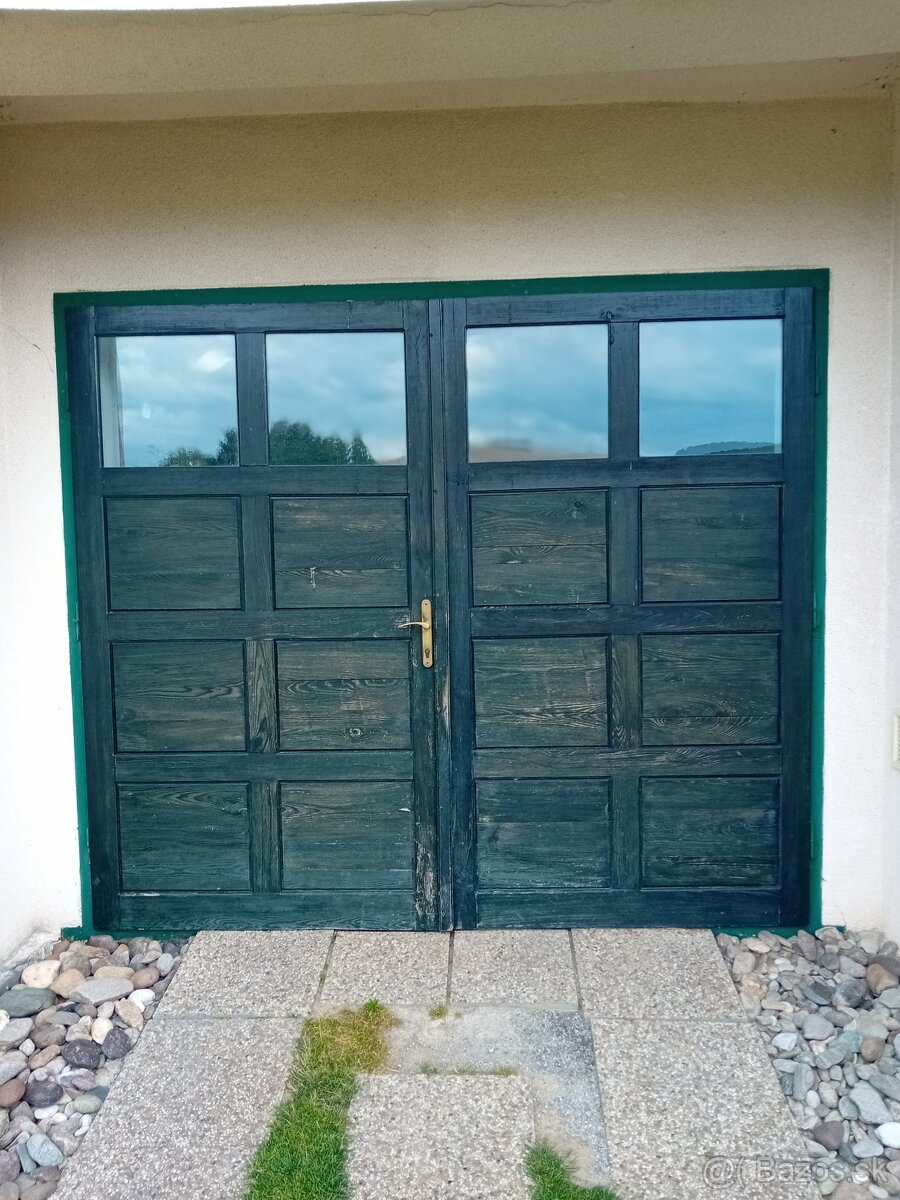 Predám dvojkrídlovú garážovú bránu.