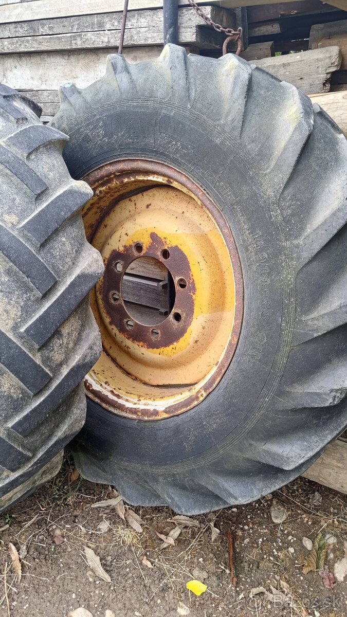 Pneumatiky a disky na traktor.