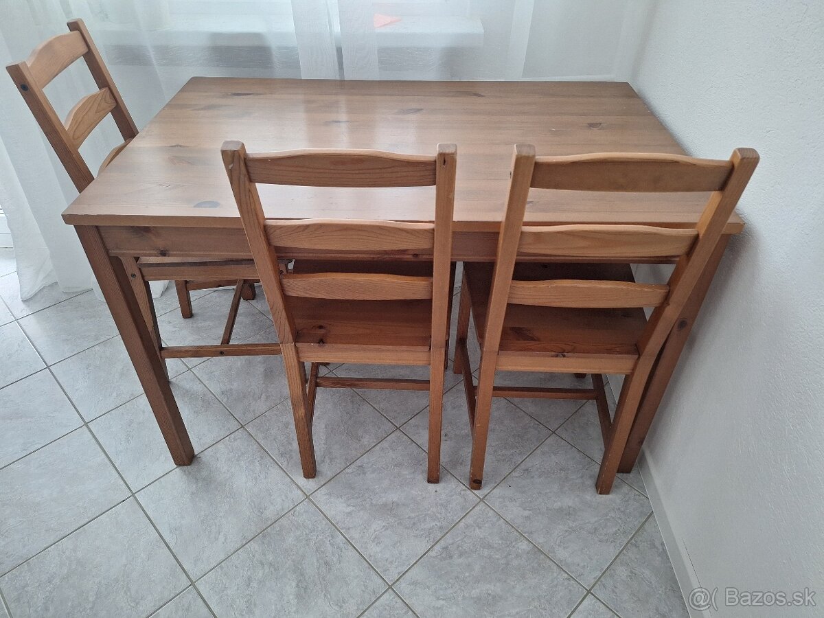 Jedálenský stôl z masívu + 3 stoličky