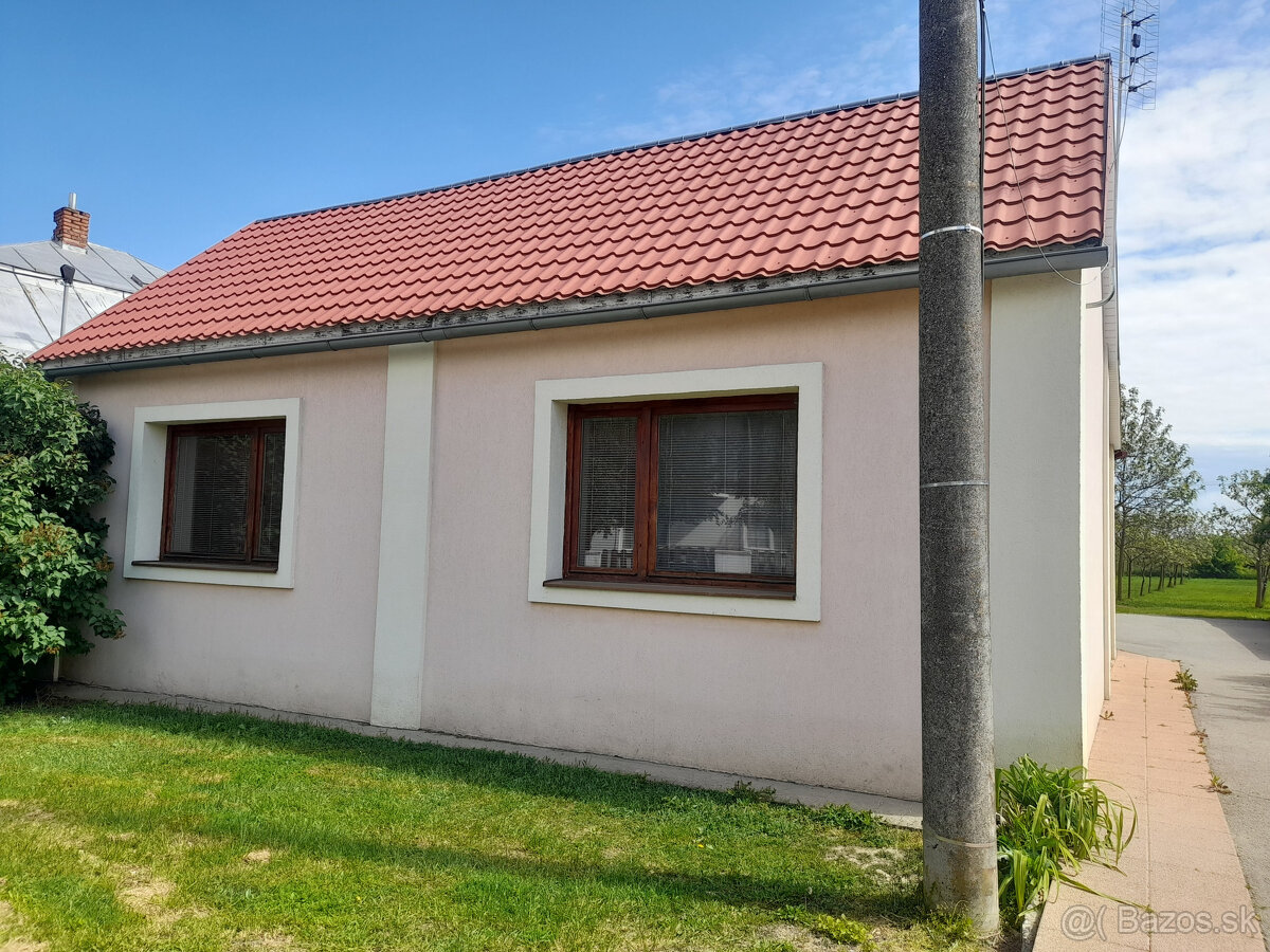 Znížená cena ::Predaj rodinného domu s veľkým pozemkom – kom