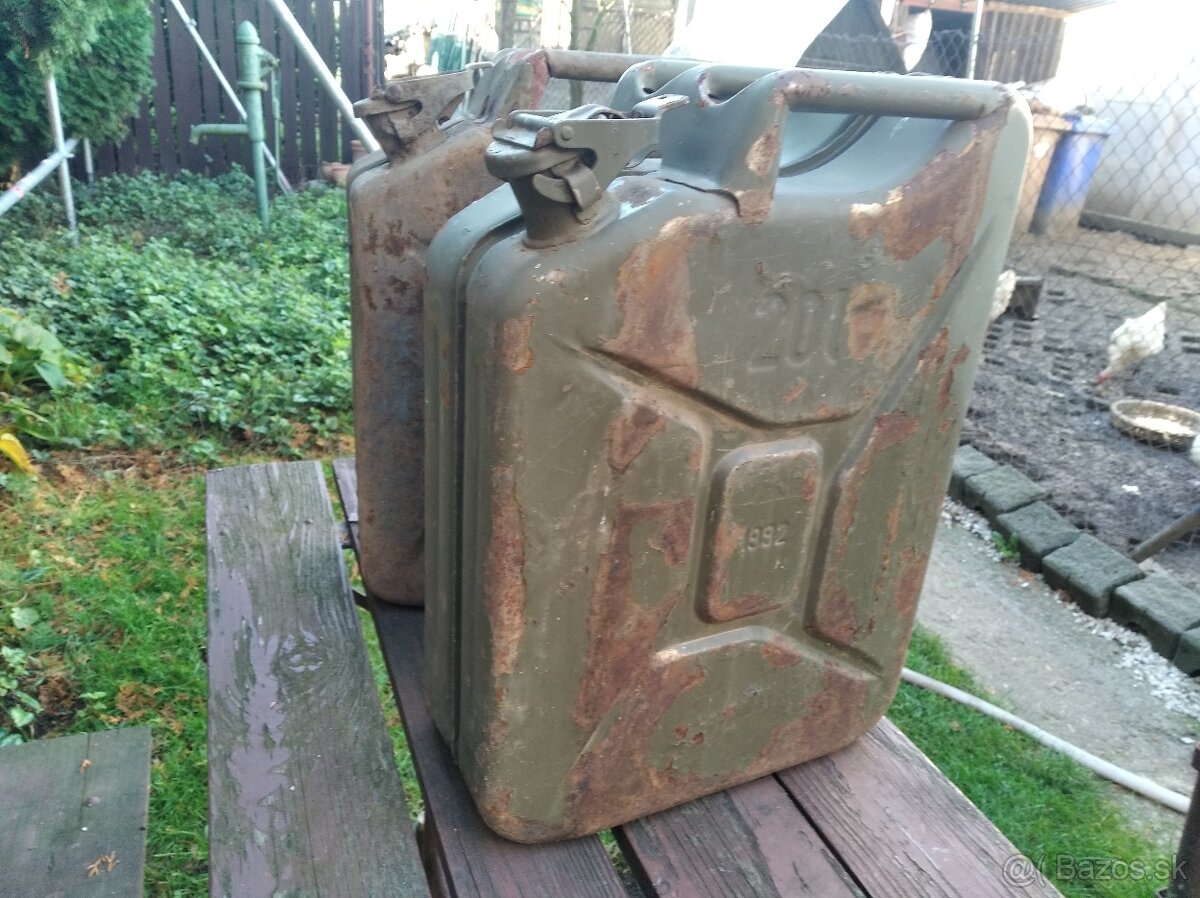 Predám kanistre na pohonne hmoty.