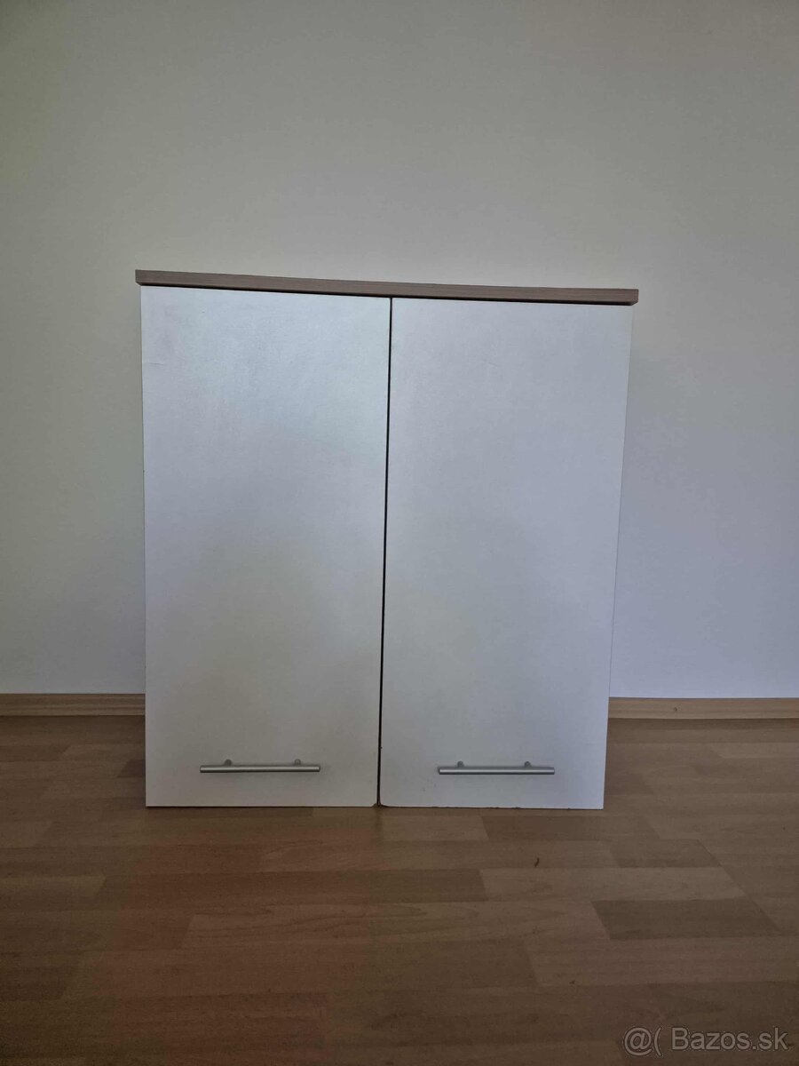 Závesná kúpeľňová skrinka