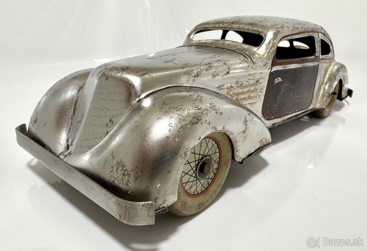 Staré plechové autíčko na klúčik