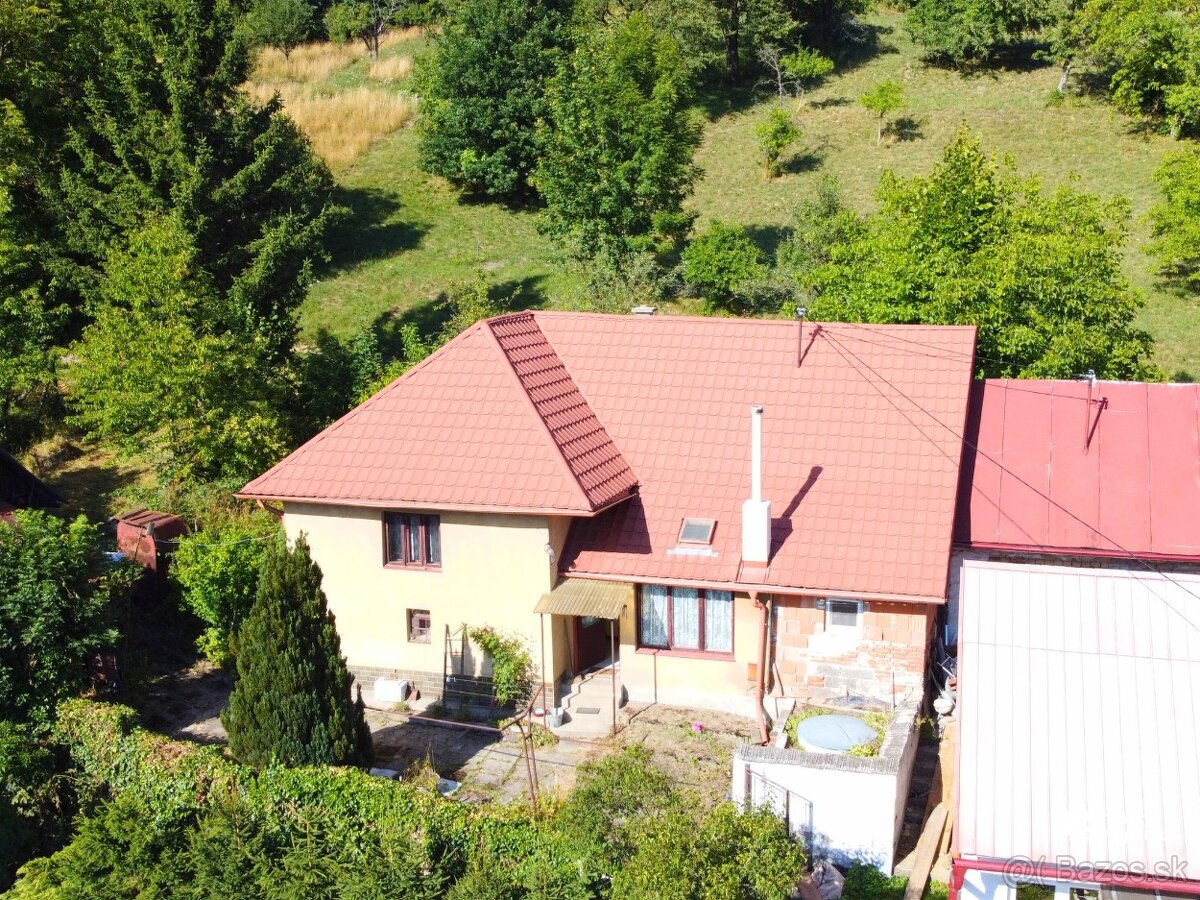 Malý domček, pokojná ulička, veľký pozemok a stodola