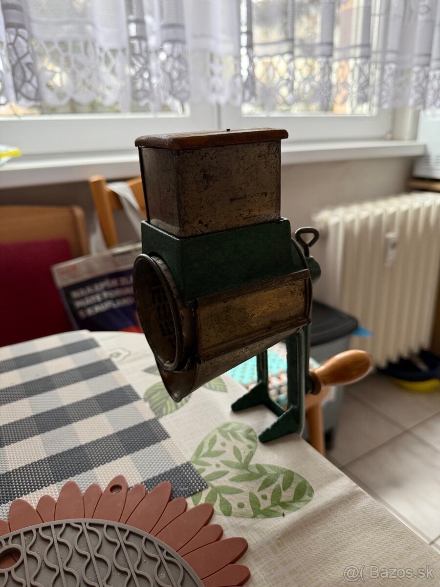 Retro mlynček na orechy a strúhanku