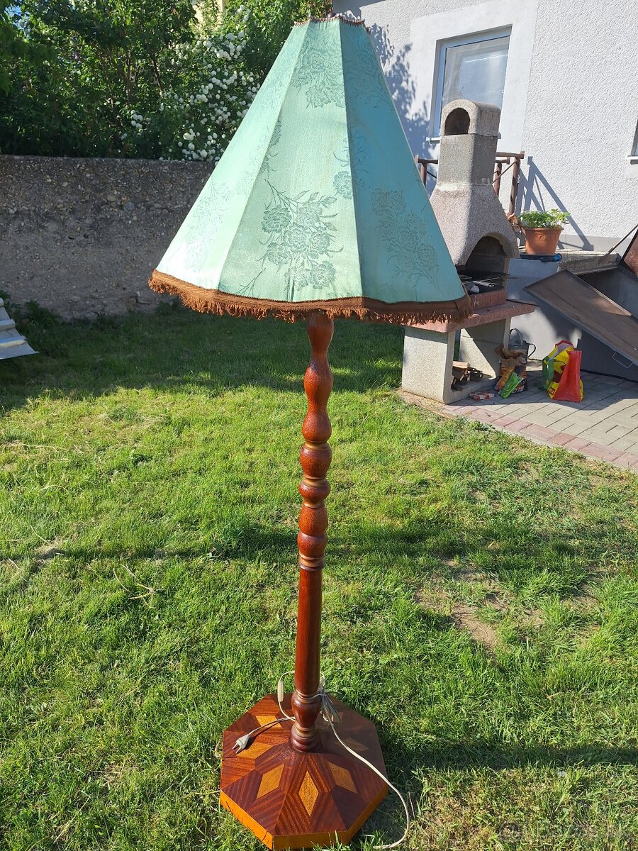 Stojaca retro lampa
