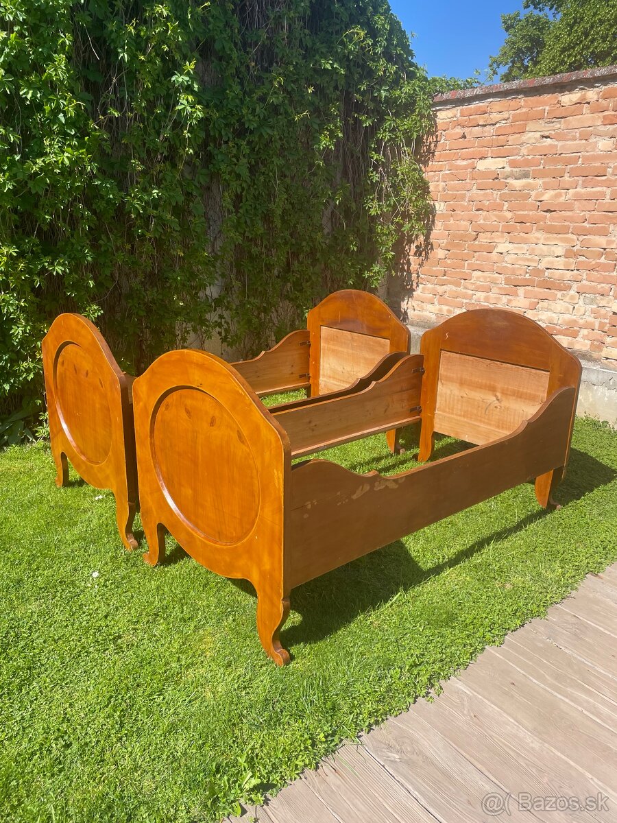 Staronemecké postele z roku 1889 zachovalý stav