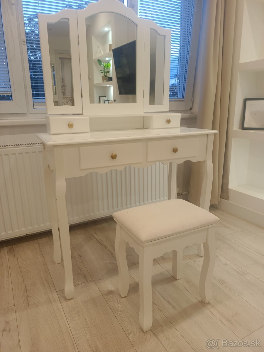 Toaletný Makeup stolík