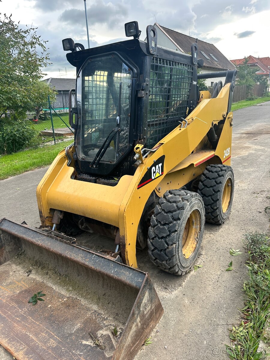 Smykom riadeny nakladac unc caterpillar
