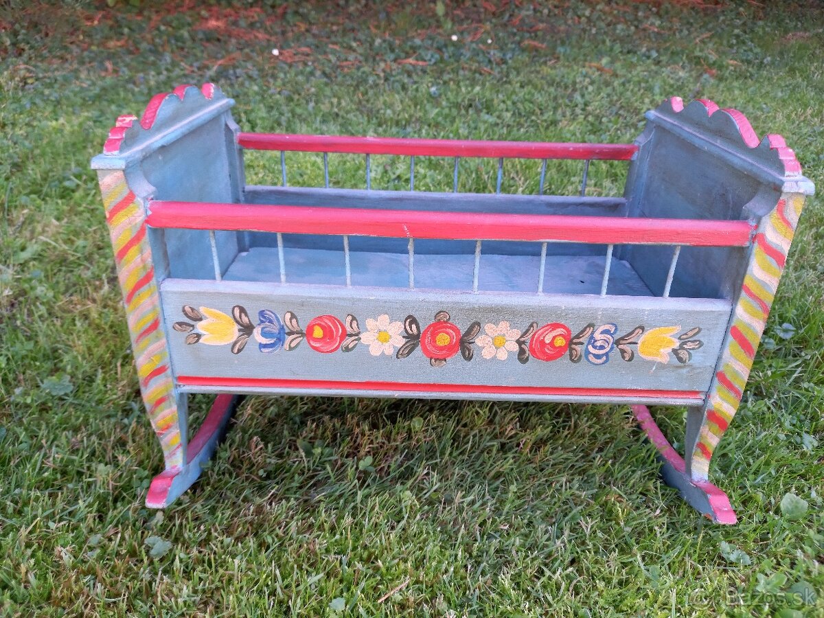 drevená kolíska pre bábiku