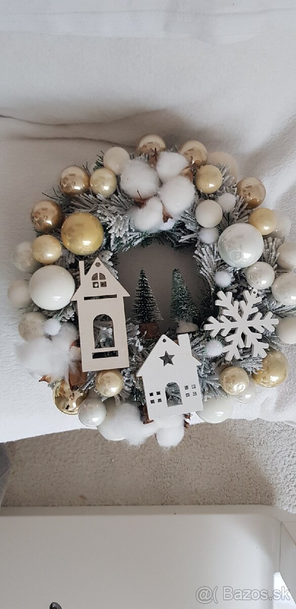 Zasnezeny vianocny umely vencek