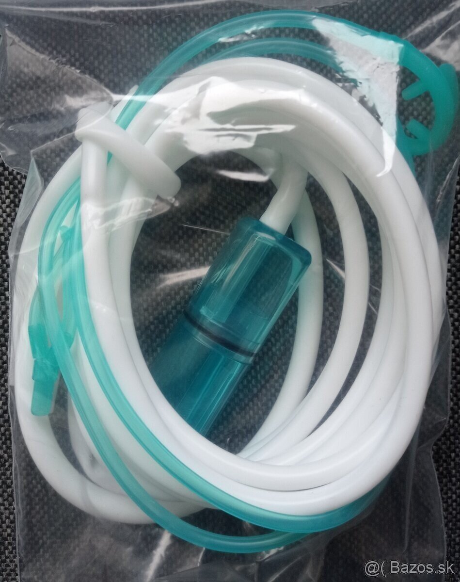 Hadica s nádobkou na zachytávaniu vody pre kyslíkový pristr.