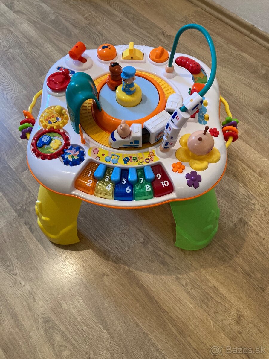 Interaktívny stolček New Baby s jazdiacim vláčikom