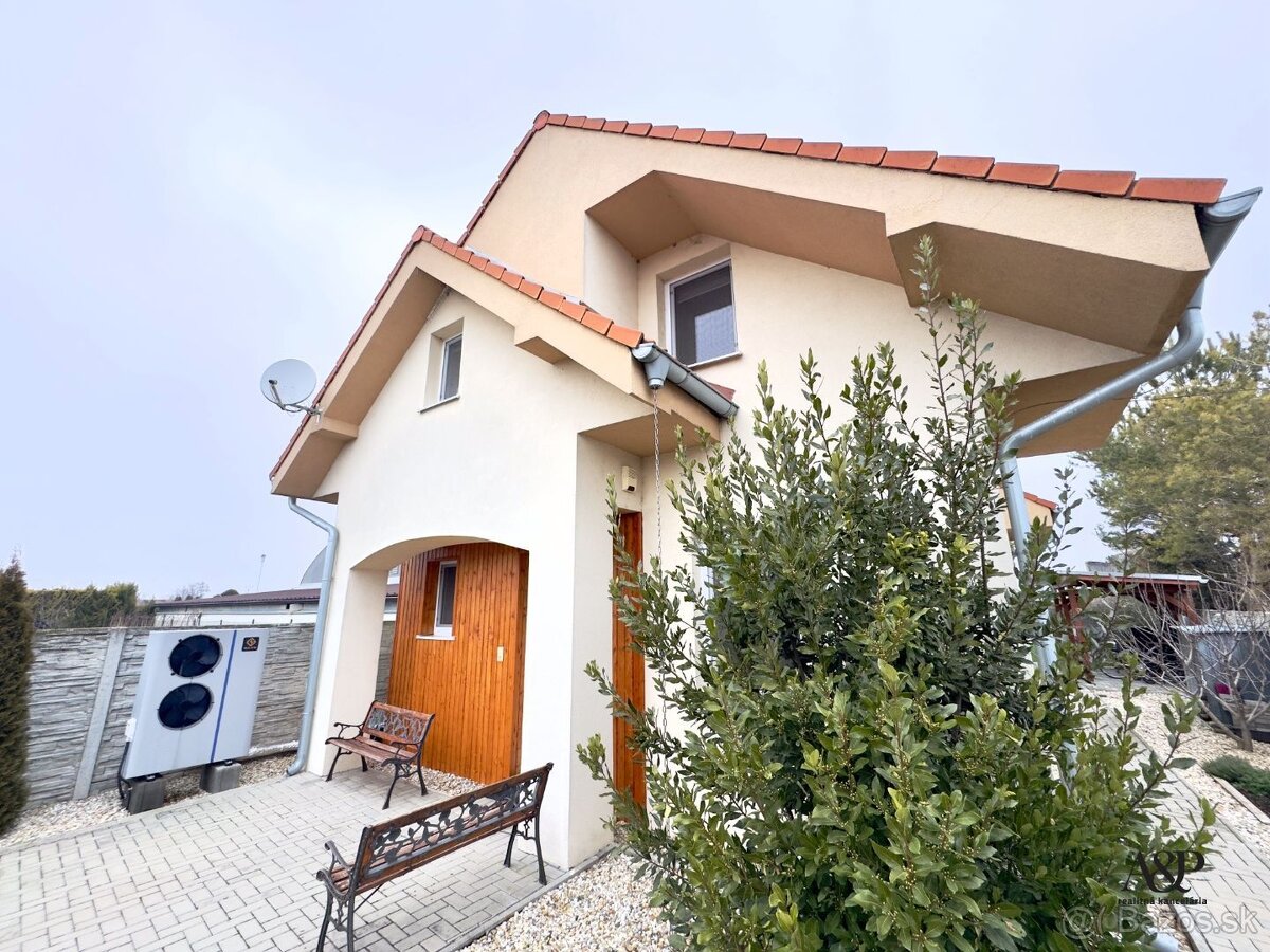 4 IZBOVÝ RODINNÝ DOM S BAZÉNOM, POZEMOK 783M2, RECA, okr. SE