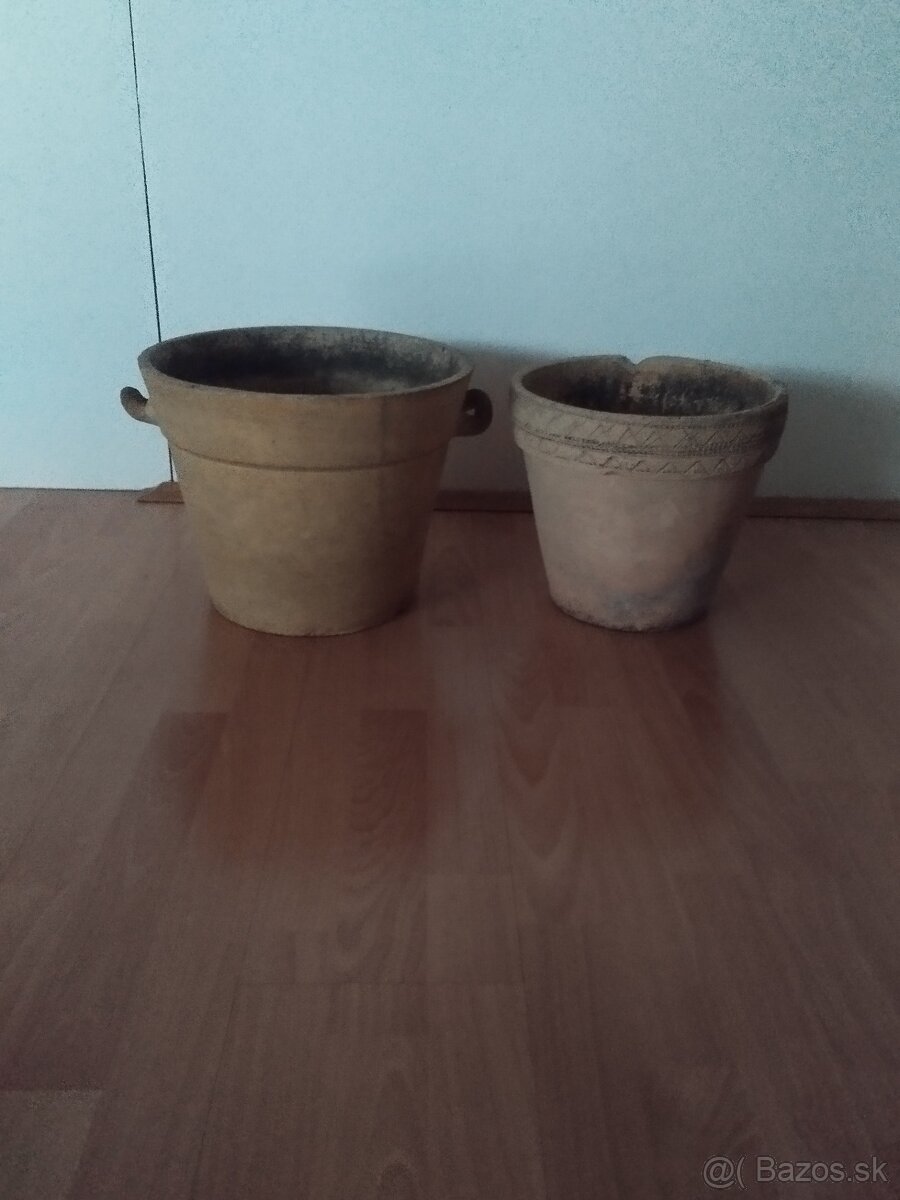 2 hlinené kvetináče po babke