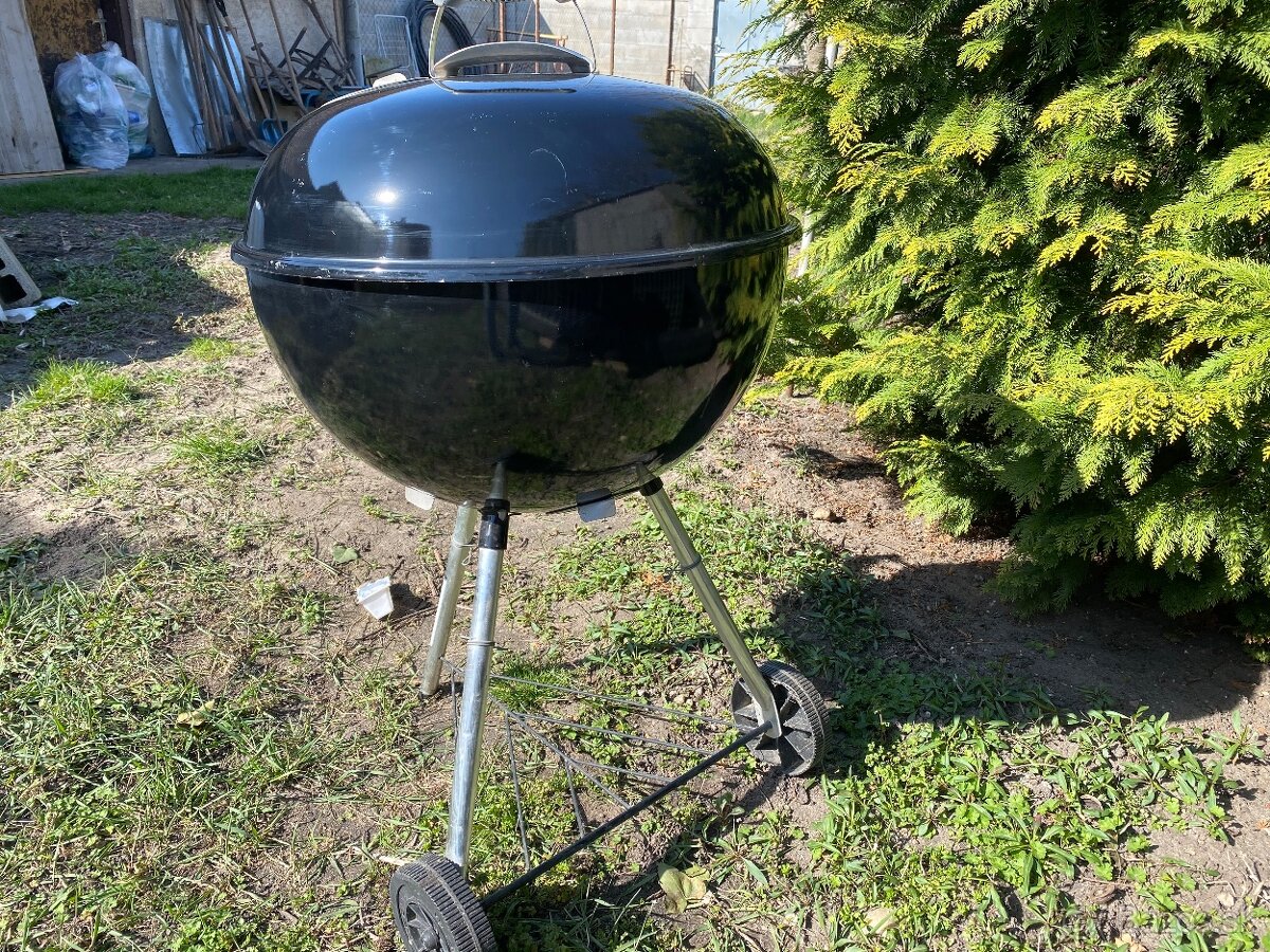 Weber gril 56cm na drevené uhlie