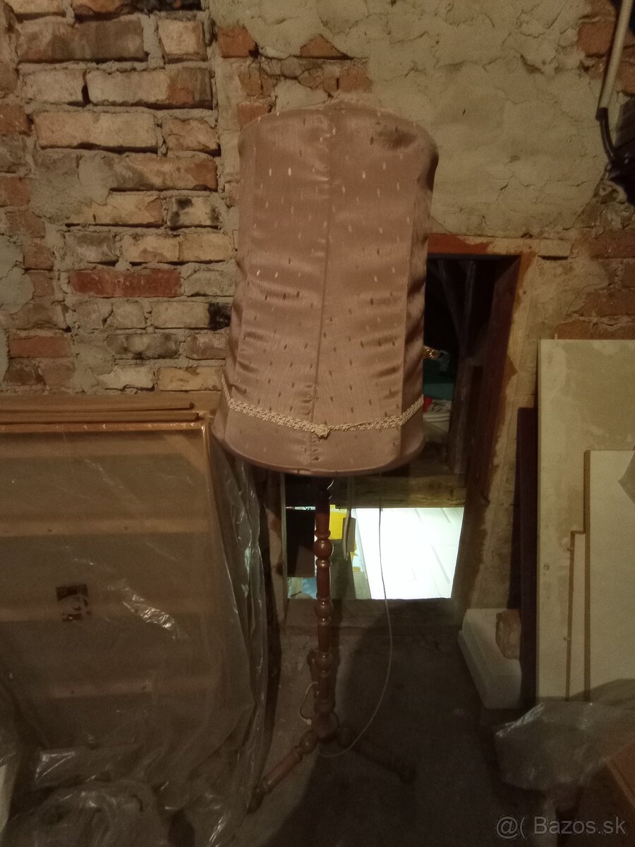 Stojaca lampa
