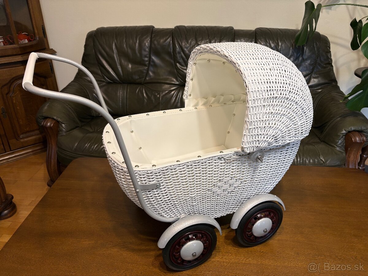 Retro kočík prútený