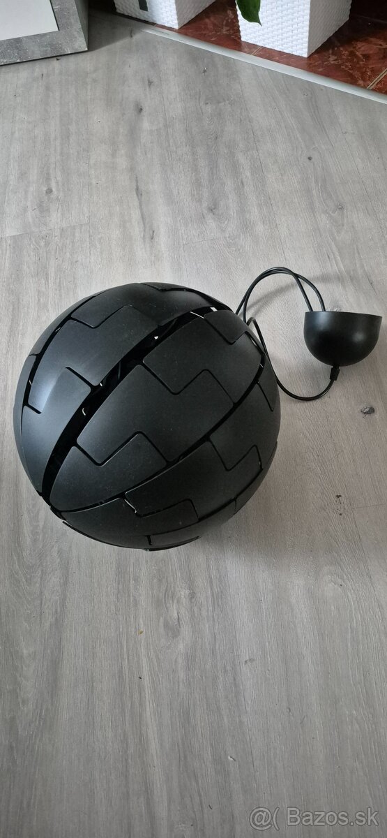Predám dizajnovú závesnú lampu – moderný čierny matný vzhľad