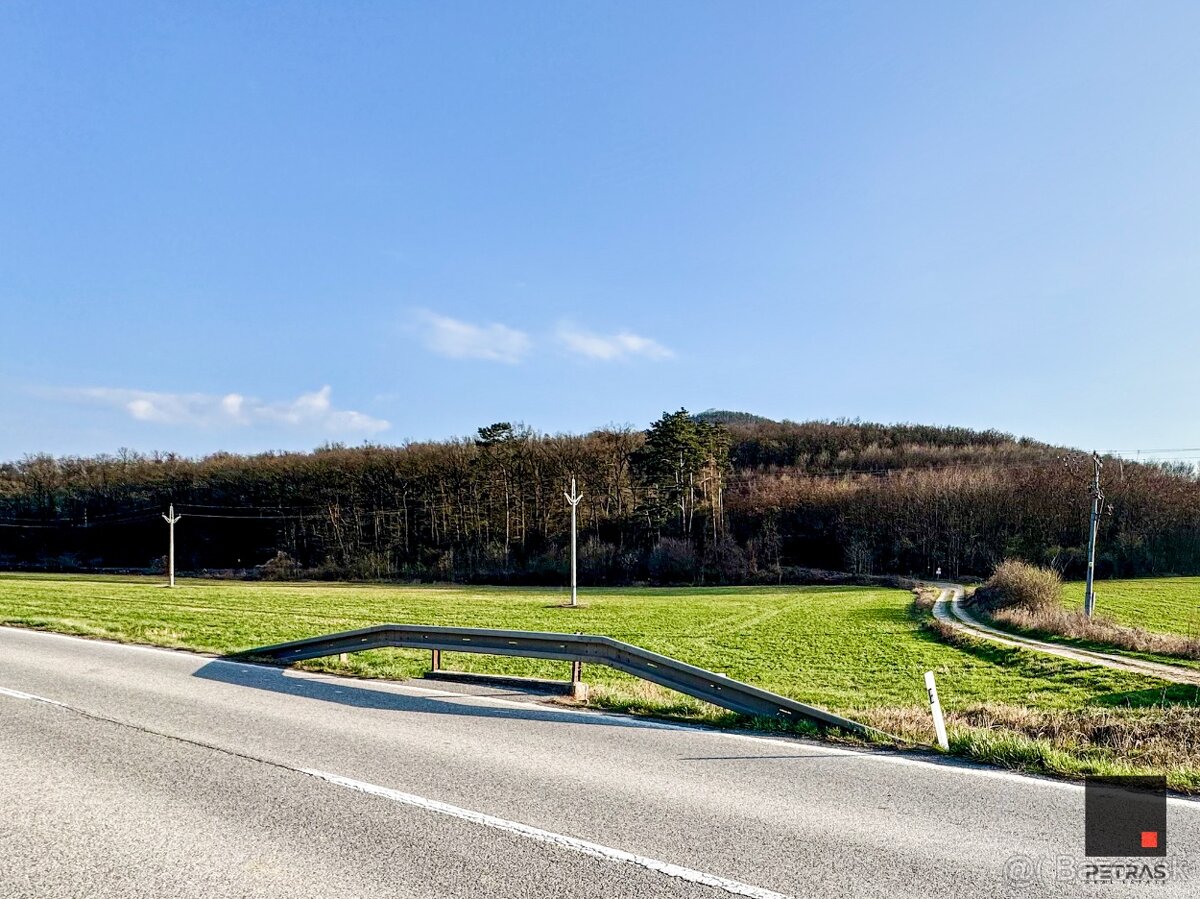 IDEÁLNY POZEMOK PRE RODINNÝ DOM NA SAMOTE U LESA
