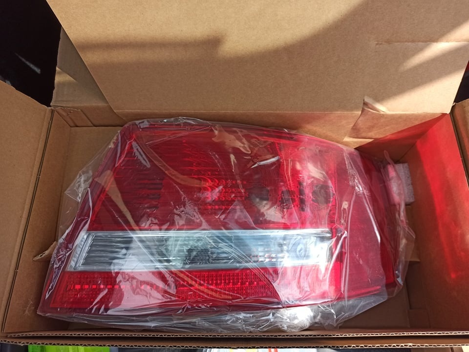 Zadné svetlá na Audi A6 4F sedan