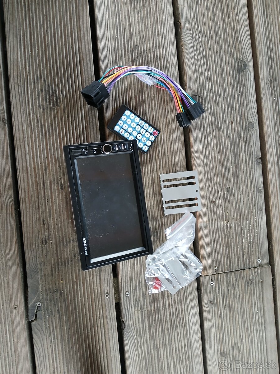 Predám autorádio NCS RS‑302 (2 DIN, 7” dotykový displej)