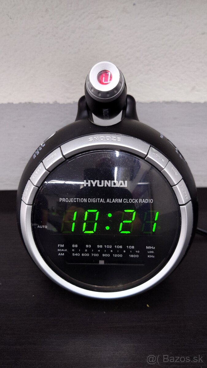 Budík s rádiom a premietaním času na stenu