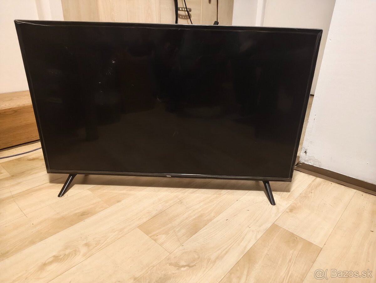 poškodena tv značky TCL