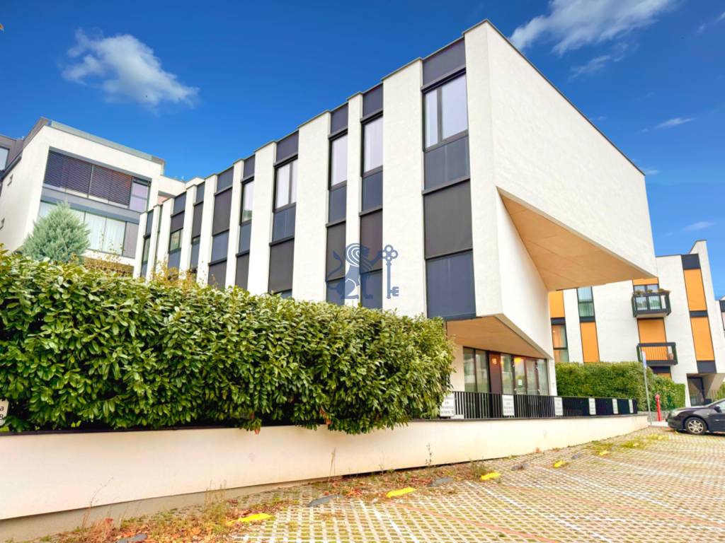 Budova s 8 apartmánmi alebo medicínske centrum, 9 park. mies