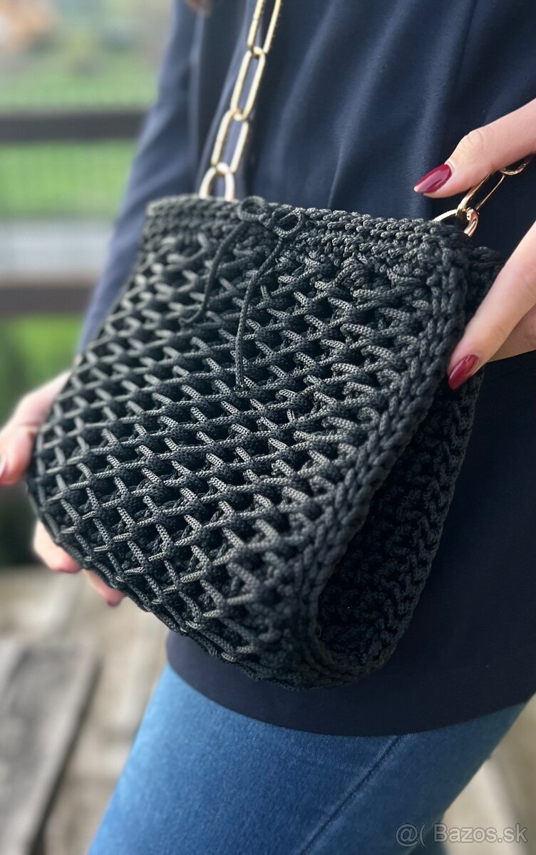 Elegantná háčkovaná čierna kabelka