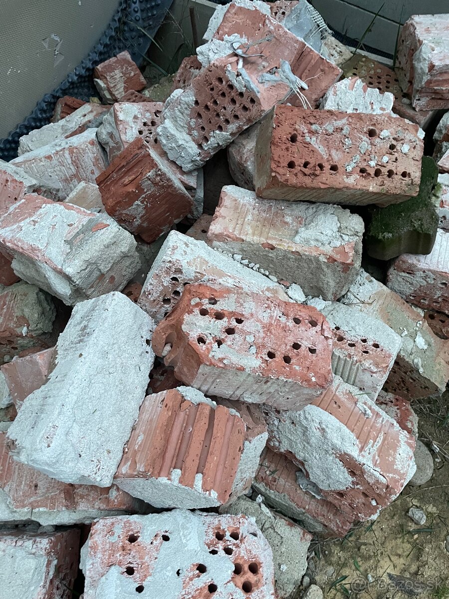 Darujem tehly za odvoz