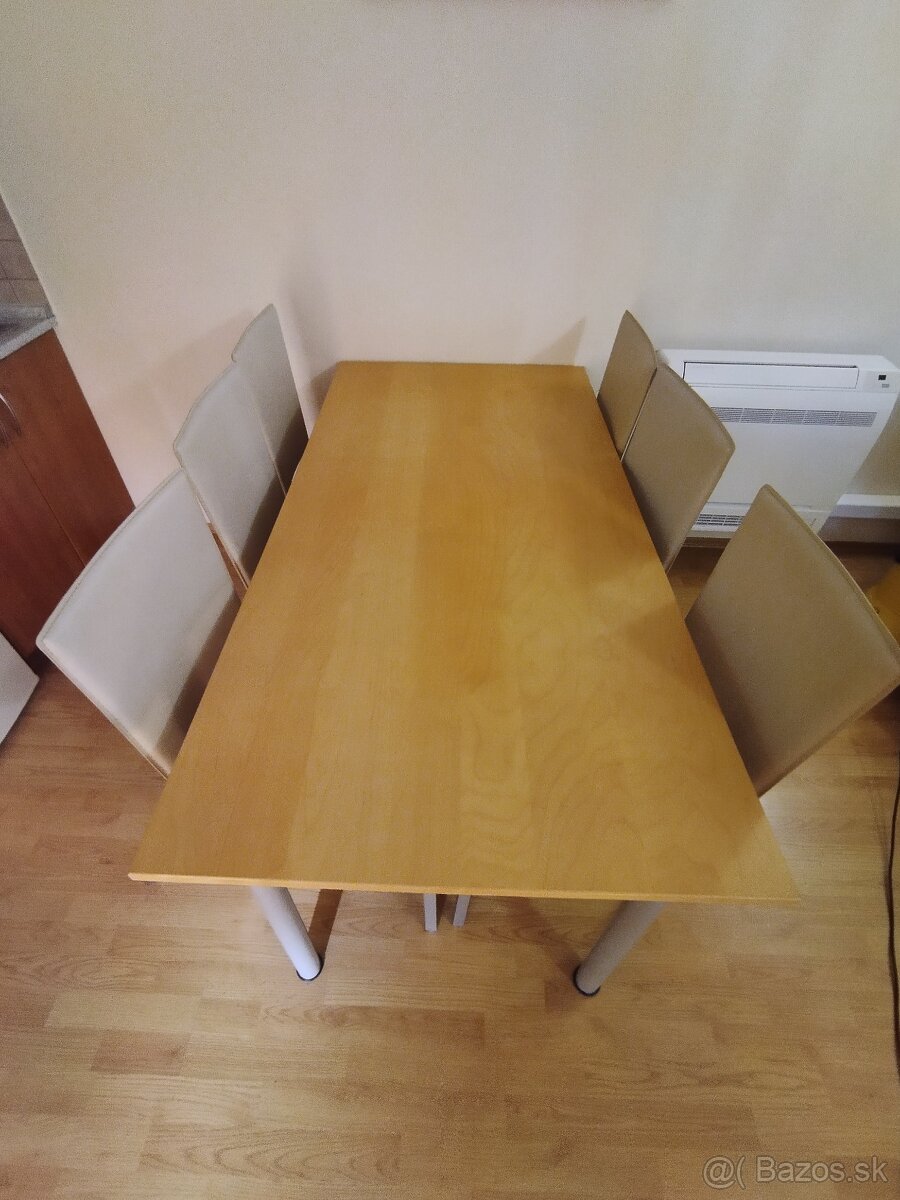 Jedálenský stôl