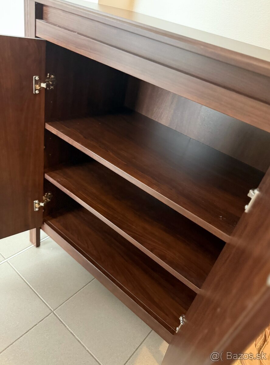 Drevená skrinka s poličkami IKEA