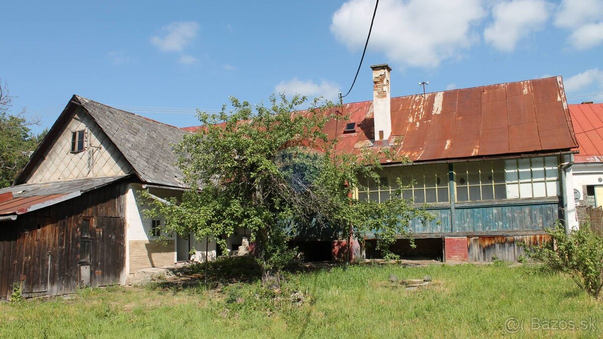Starší dom na rekonštrukciu s veľkým pozemkom v Banskej Štia