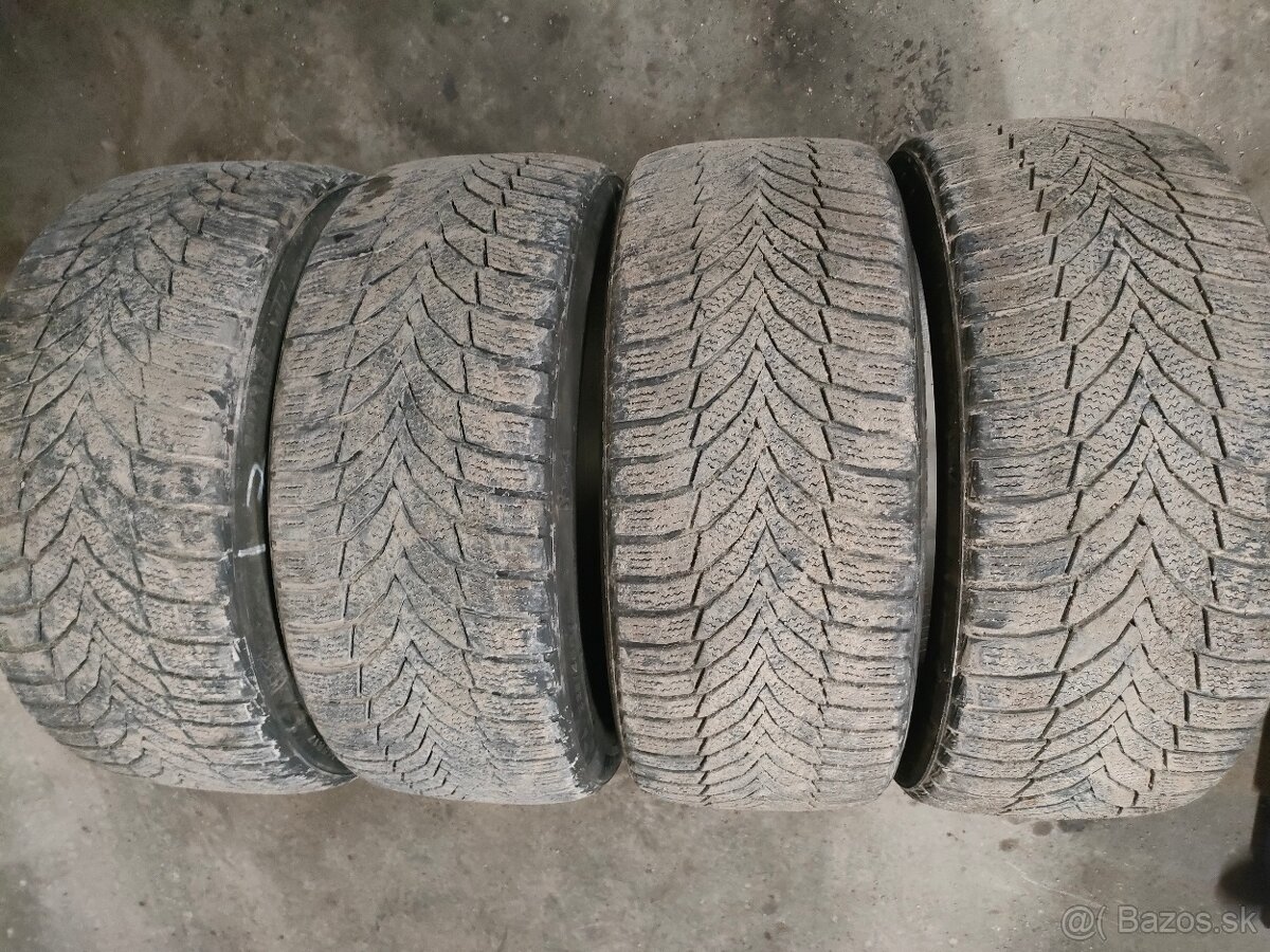 225/45R17 94V