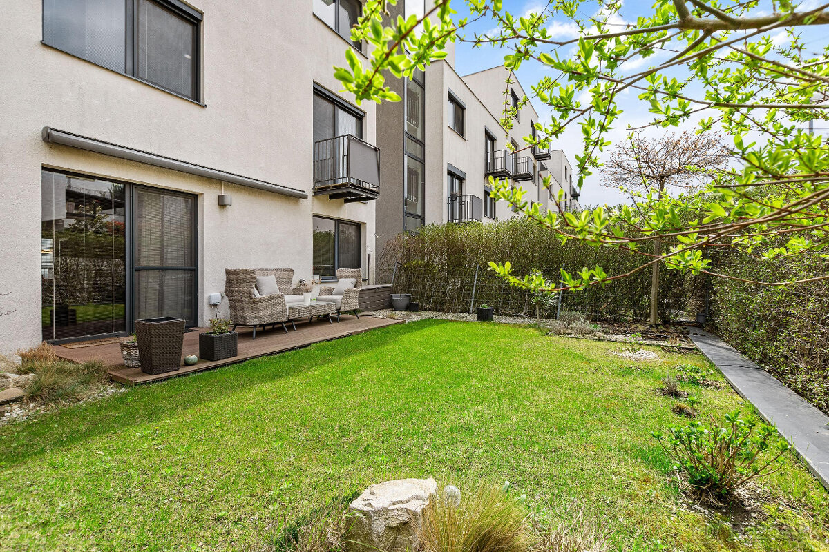 Moderný 3-izbový byt s predzáhradkou a terasou