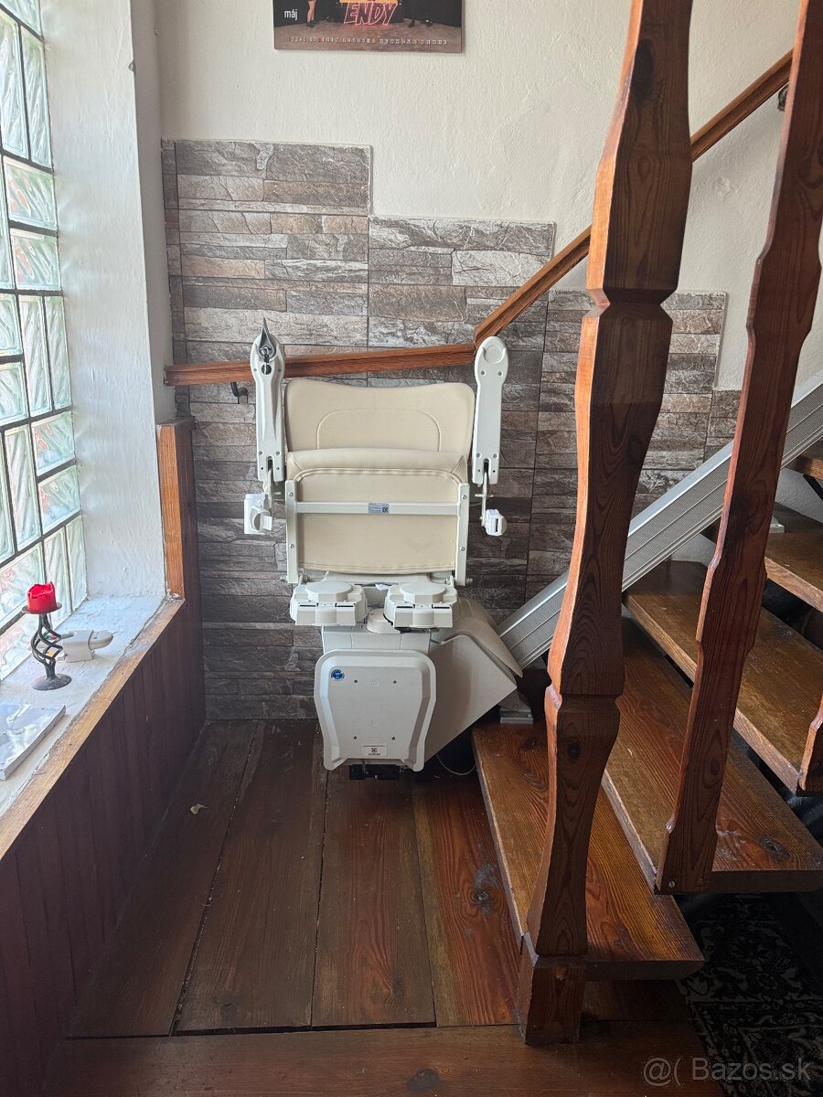 Stoličkový výťah